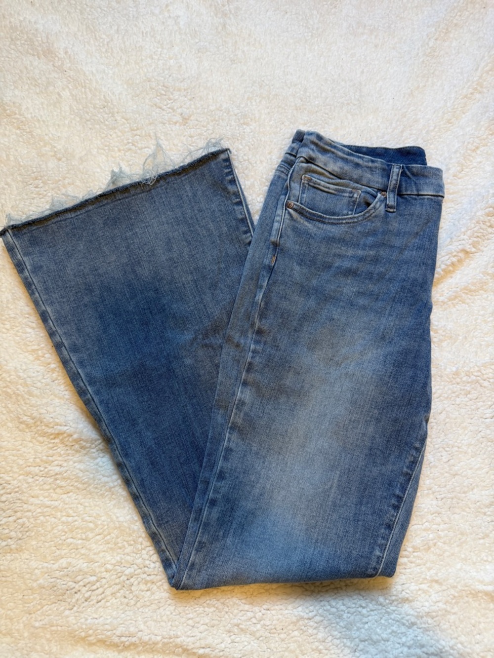 Express -’70s Flare Mid Rise Ultra Hyper Stretch M Short 6/8/10